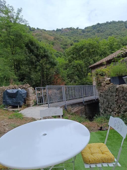 Appartement 2 A 4 Personnes Antraigues Esterno foto