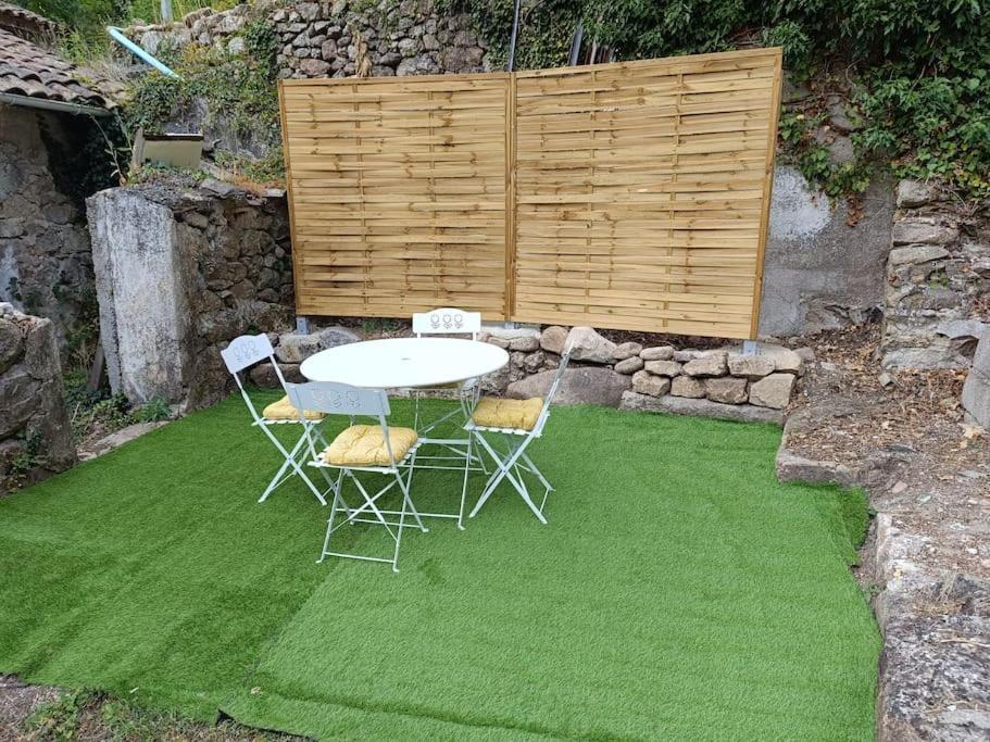 Appartement 2 A 4 Personnes Antraigues Esterno foto